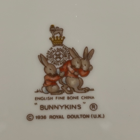 Royal Doulton Bunnykin 8” Plate, Flying Kites - Picture 8 of 8